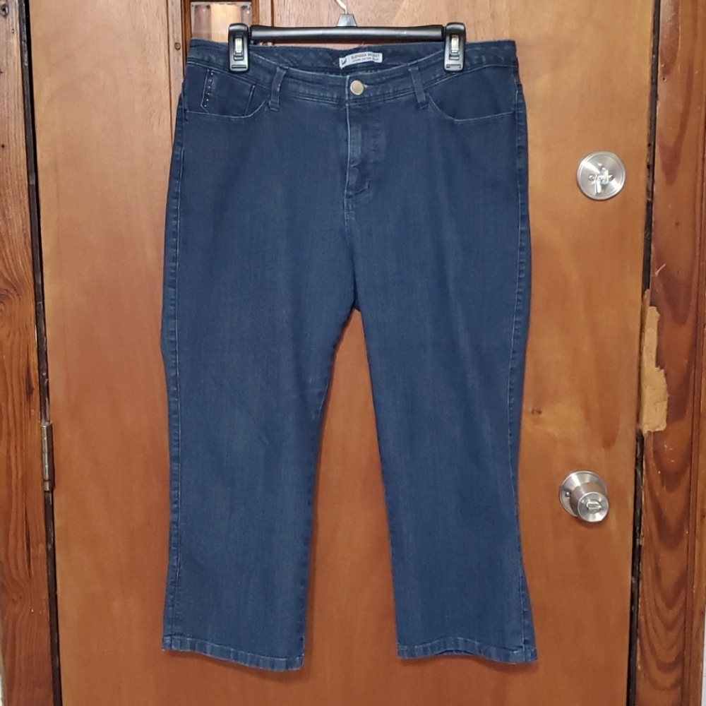 Lee Slender Secret Capri jeans. Size 33" waist (L)